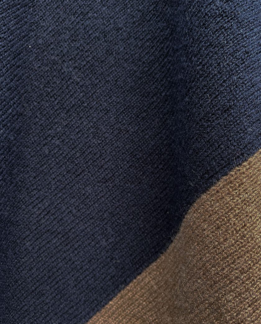 close-up-poncho-bicolor-cashmere-azul-marron
