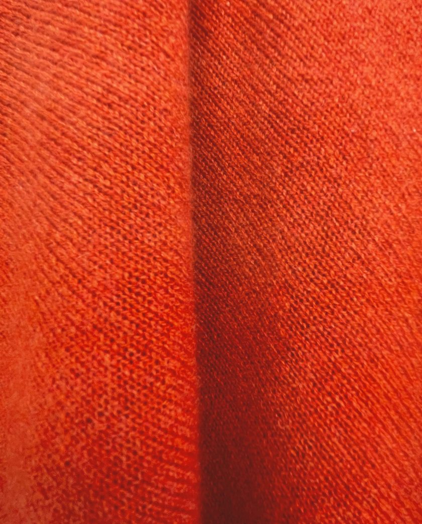close-up-poncho-naranja-cashmere